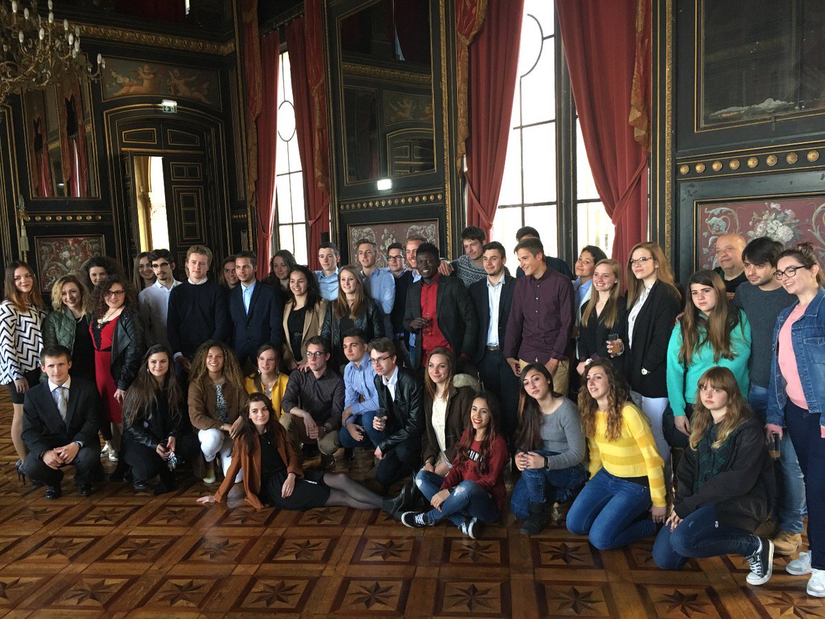 MDECharente's tweet photo. Cocktail : young europeans are gathered in The City Hall salons of Angouleme #YEEproject https://t.co/sk1bOVN5NM