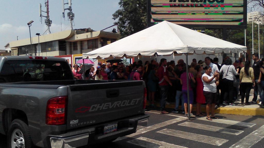 ReporteYa's tweet photo. #27A 12:30 pm Maracaibo: avenida Bella Vista desbordada por personas que quieren un mejor futuro https://t.co/z7qx8iWP2Y vía @UNTManuelD