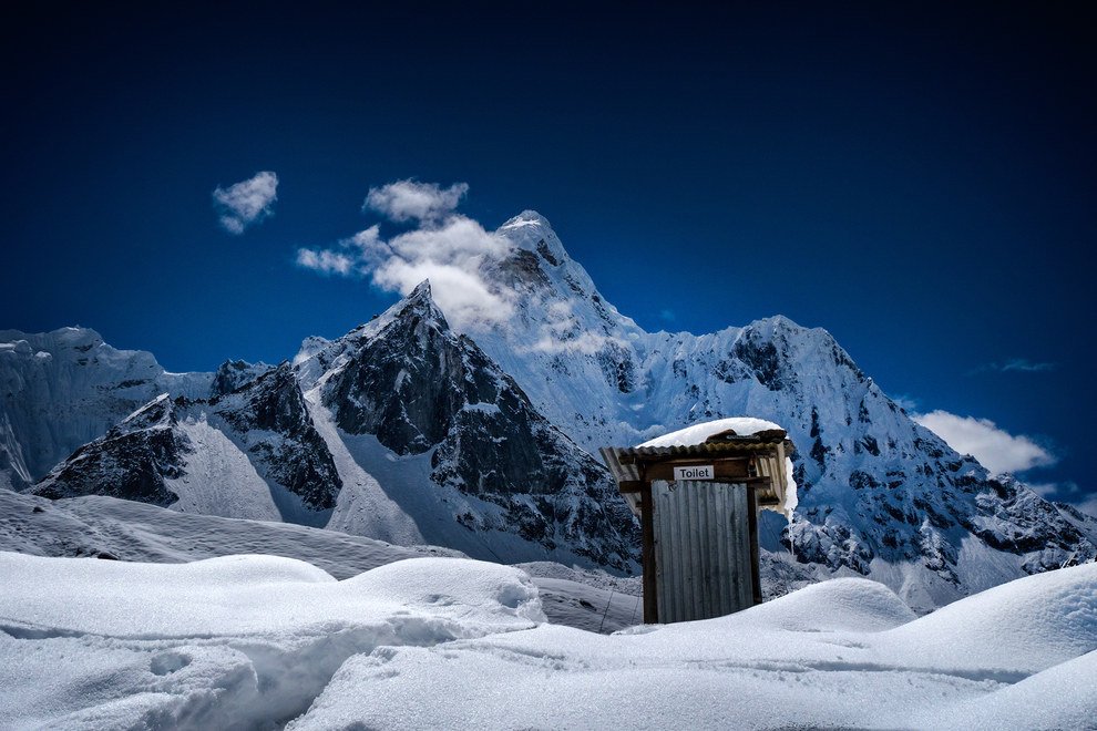BuzzFeed's tweet photo. 15 toilets around the world to poop in before you die https://t.co/uwMG0hrFWW https://t.co/8wKjhhtzFR