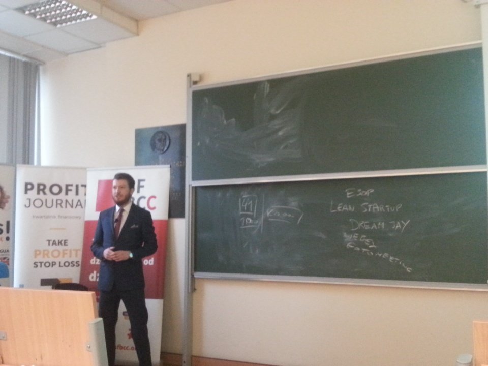 BOSSfest's tweet photo. "Dziewczyny trzeba słuchać.  Nie koniecznie rozumieć" Łukasz to specjalista. Wie co mówi ;) #bossKRK https://t.co/YTXcPZAoO9