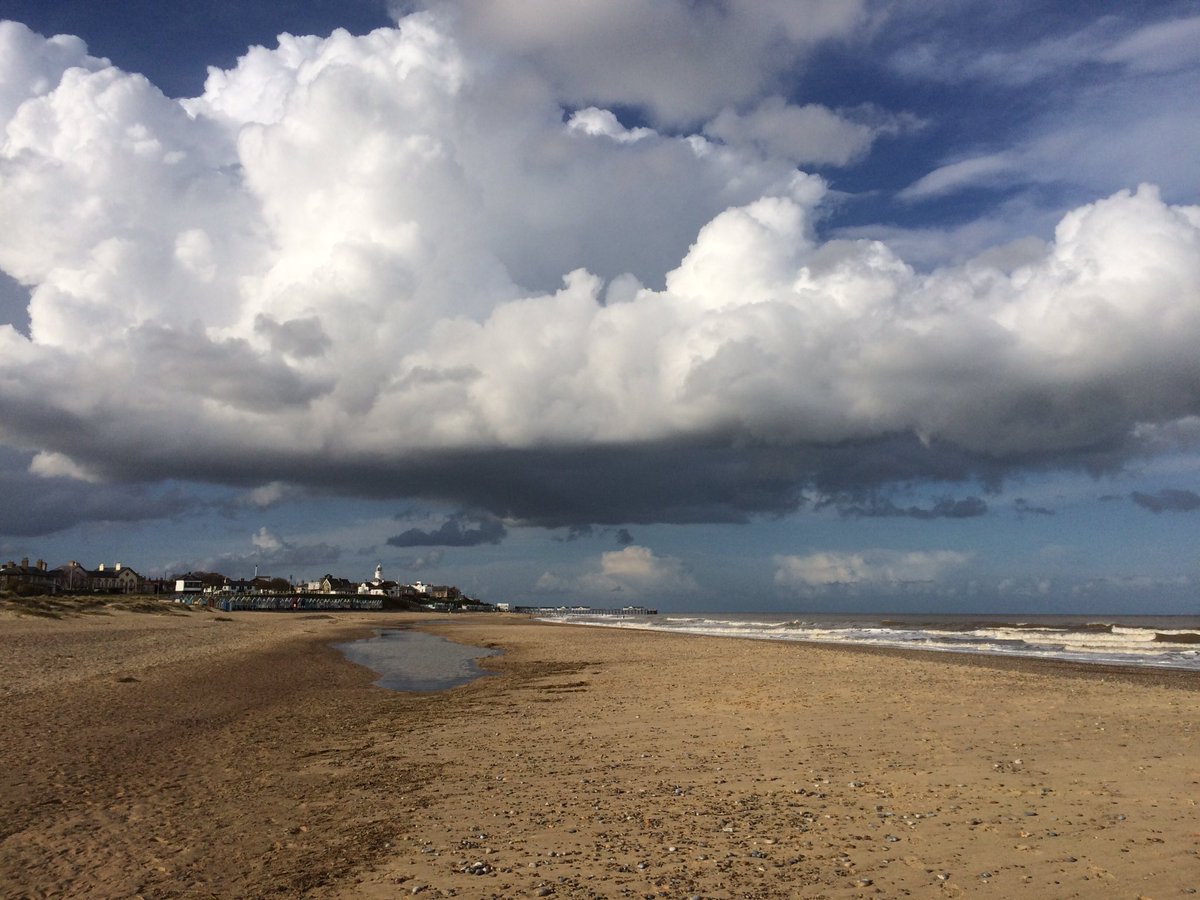 kjgmjg's tweet photo. Beautiful evening for a dog walk on the beach #southwold #suffolk https://t.co/PmYi6T2j3D