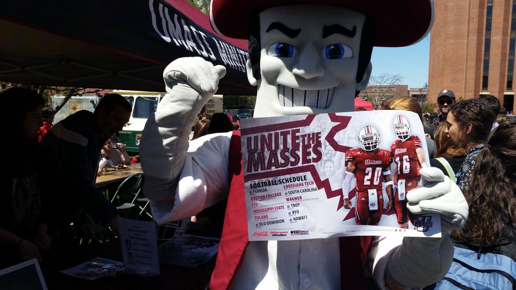 Make sure to stop by the <a href="/UMassFootball/">UMass Football</a> tent at the #FoundersDay Cookout for FREE keychains, posters &amp; more! 🌞🏈👍