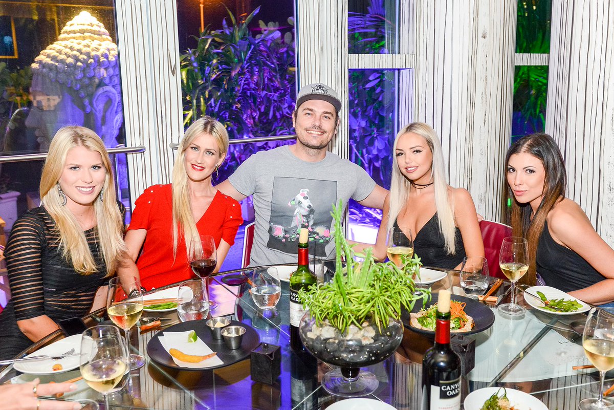 Dinner should always be a cause for celebration.

Grab your friends and enjoy dinner by the bay at #SOHOBay.