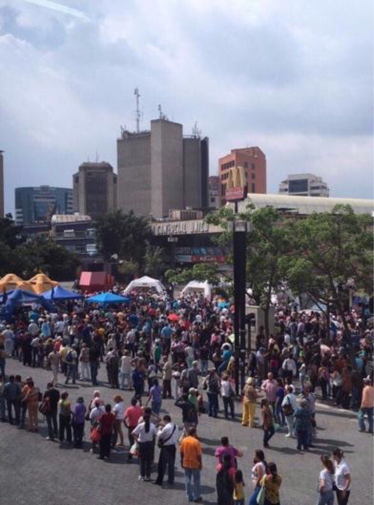 rctv's tweet photo. En Chacaito largas filas para firmar planillas del revocatorio. https://t.co/aG7RqTxmds