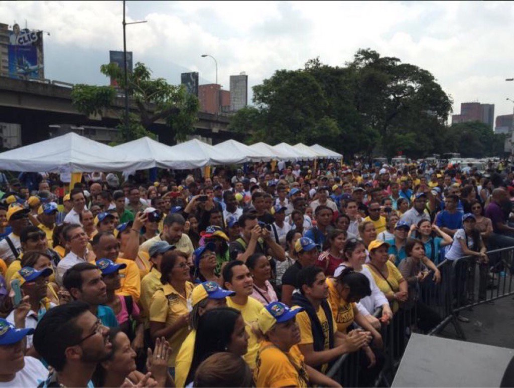 rctv's tweet photo. En Chacaito largas filas para firmar planillas del revocatorio. https://t.co/aG7RqTxmds