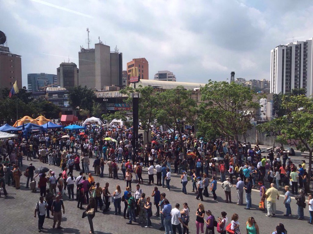 rctv's tweet photo. En Chacaito largas filas para firmar planillas del revocatorio. https://t.co/aG7RqTxmds