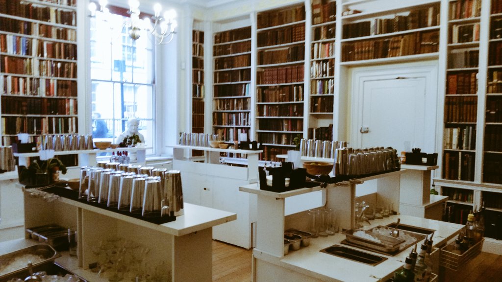 Barz8events's tweet image. If only school was this much fun !! #cocktailmakingclass @Ri_Science #corporateevent #teambuilding