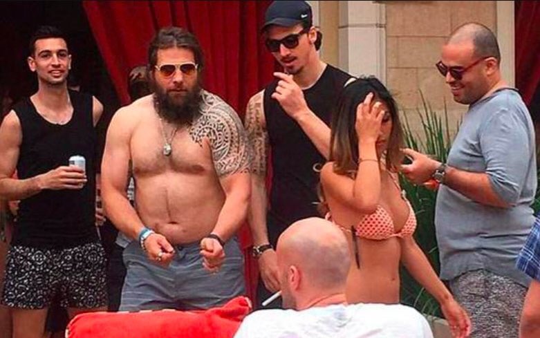ODDSbible's tweet photo. Rugby player Martin Castrogiovanni tells club he's going home for his family...

Gets caught in Vegas with Zlatan. https://t.co/8aPzXhIVkC