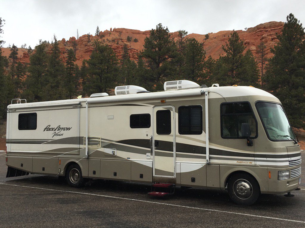 laura_pura_vida's tweet photo. #Redcanyon #hoodoos heading to #vegas today!Follow the #mapjournal @esri https://t.co/aXymUaYPdB https://t.co/fhu4Ny9sjN