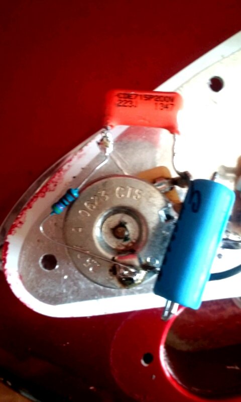RuidoyLaFuria's tweet image. #fender #stratocaster #greasebucket #firstattempt #orangedrop #emerson #paperinoilcaps