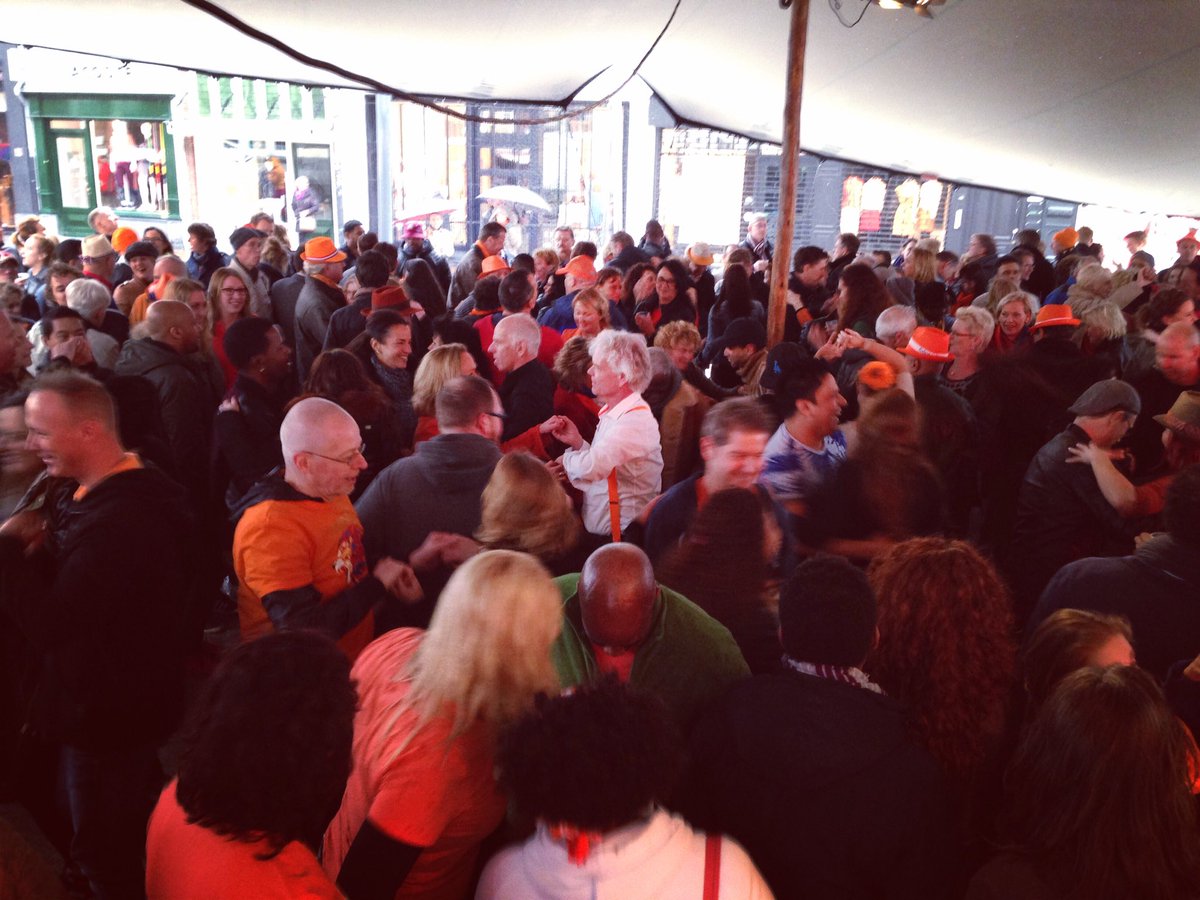 Lekker salsadansen met Salsipuedes tot 22:00u op het Kerkplein om warm te blijven! #KoningsdagDB