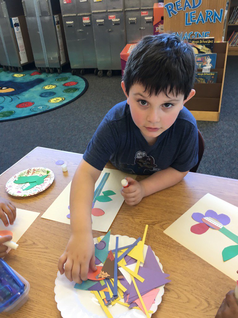 alliereadsbooks's tweet photo. Creating and labeling parts of flowers. #avcato #lovingmylibrary #kindergartenrocks https://t.co/3ZpcCDt2LN