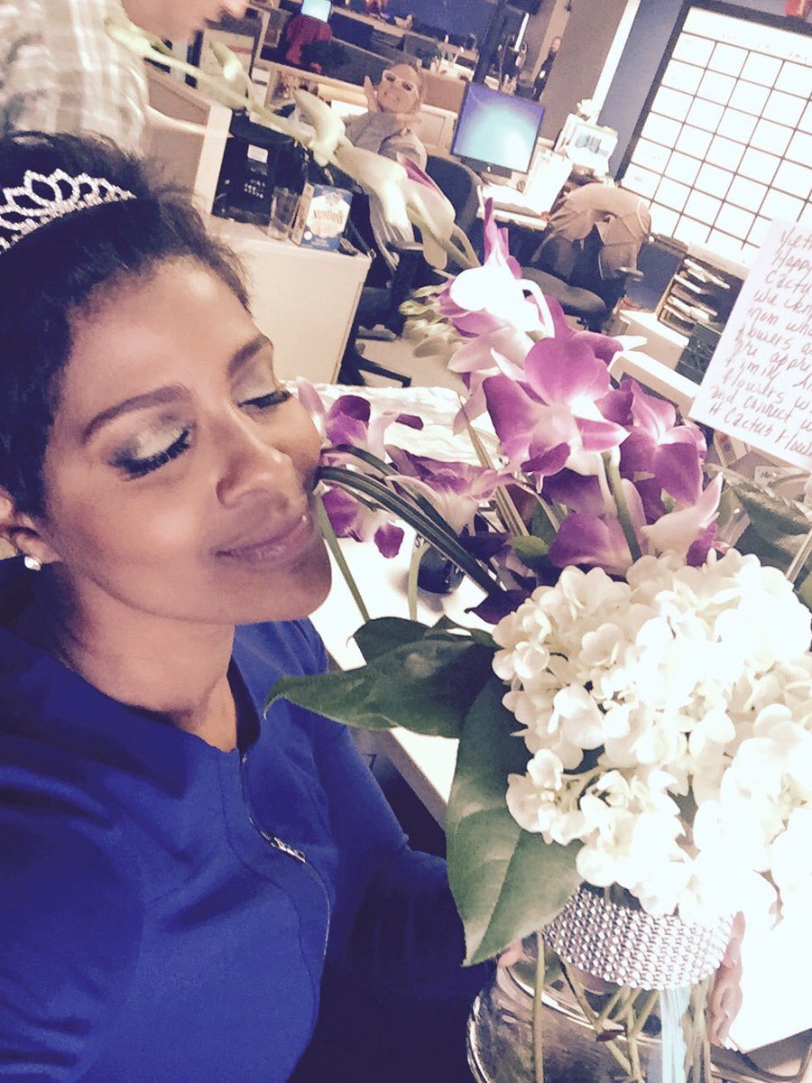 So I totally feel like a real #princess now! Thank you <a href="/cactusflower72/">Cactus Flower</a> for the early #MothersDay flowers!