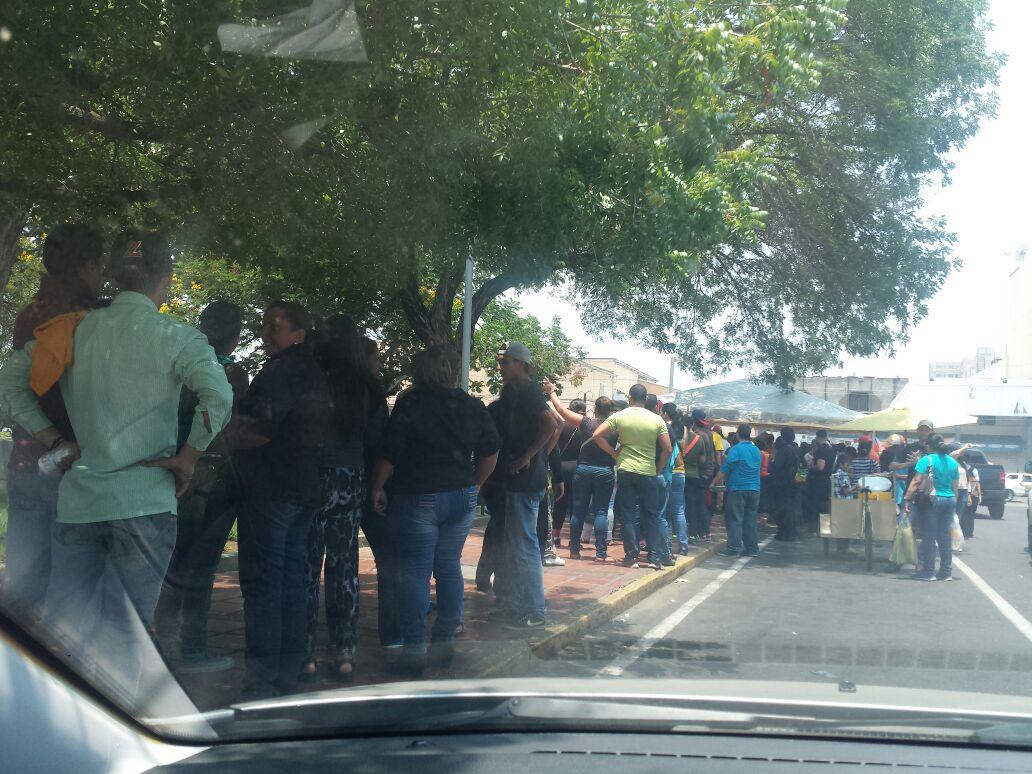 LifeDios's tweet photo. Con solo el #Zulia tendremos firmas de sobra #YoFirmoYoRevoco #CiudadOjeda activa #plazabolivar https://t.co/Riiu3wgaaA