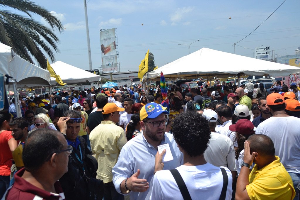 GustavoMarcano's tweet photo. En #Anzoategui nuestro pueblo en la Calle firmando #YoFirmoYoRevoco. @RevocaloYA #RevocatorioYA #YoRevoco https://t.co/IH8X4VCfYz
