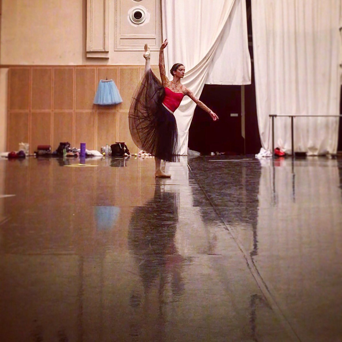 sararenda's tweet photo. #giselle #rehersal #2act #adage #ballet #romantic #ilovethisrole ✨ #repettobordeaux #skirt #dellalomilano #bodyred https://t.co/JMIvjsk5Ta