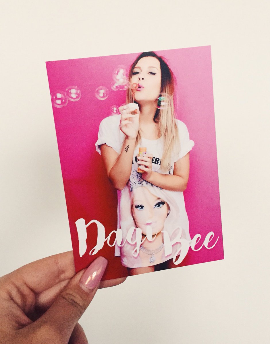 dagibee's tweet photo. Das sind meine NEUEN Autogrammkarten .. ich bin so verliebt 💗🙈 was meint Ihr ? ✨ https://t.co/CPlAStWrip