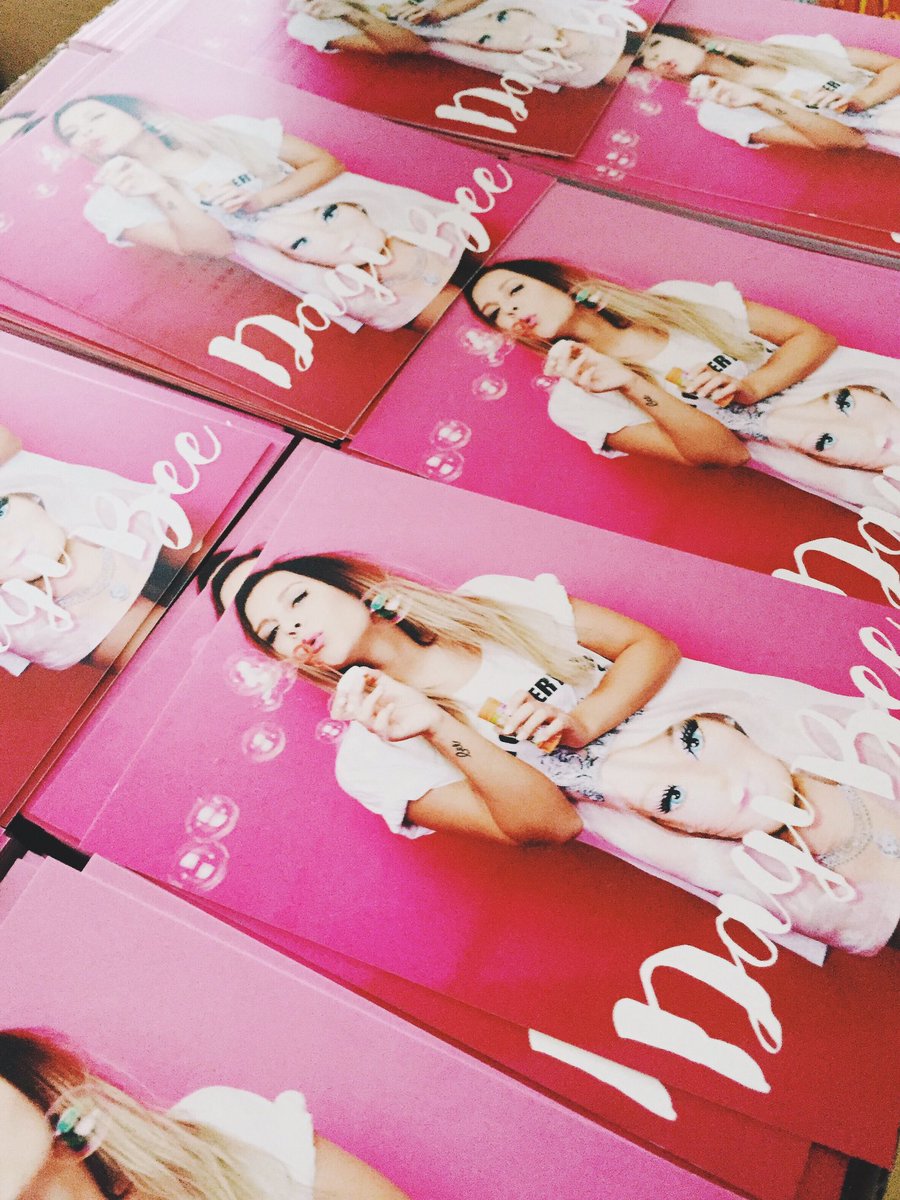 dagibee's tweet photo. Das sind meine NEUEN Autogrammkarten .. ich bin so verliebt 💗🙈 was meint Ihr ? ✨ https://t.co/CPlAStWrip