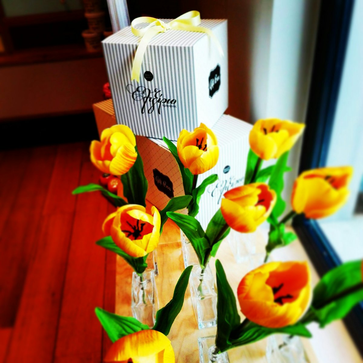 eliksirio's tweet photo. #eliksirio #perfume #perfumeshop #gift #easrer #windowdisplay https://t.co/mogOaESmxS