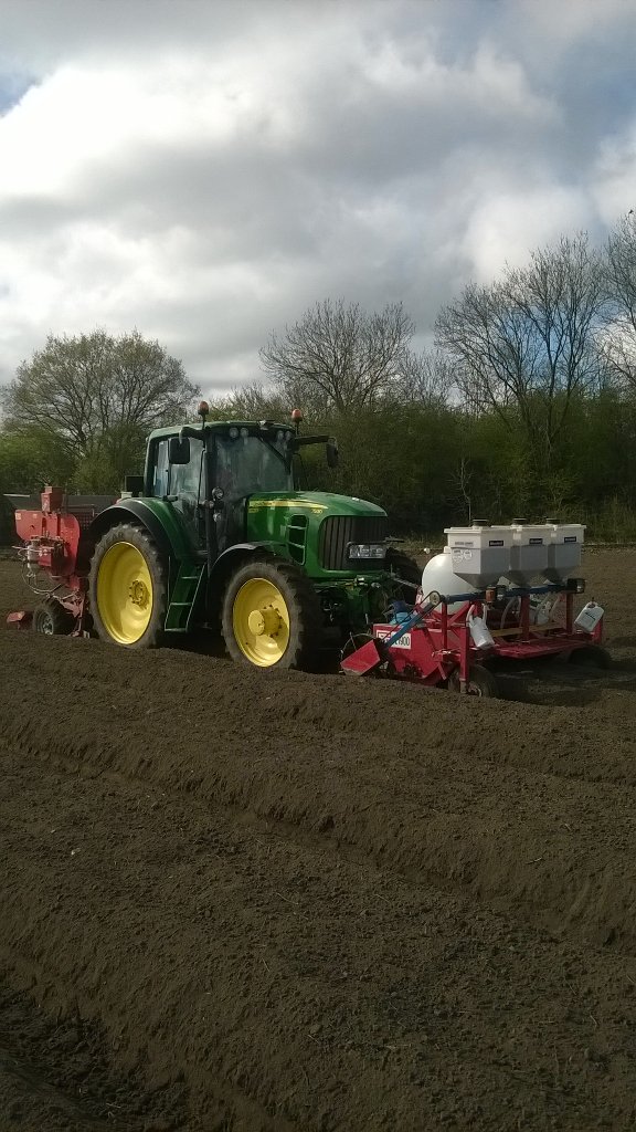 bakerwill1's tweet image. #planting16 going well this morning until the #snow came! #notplantingweather @RS_Cockerill @GrimmeUK