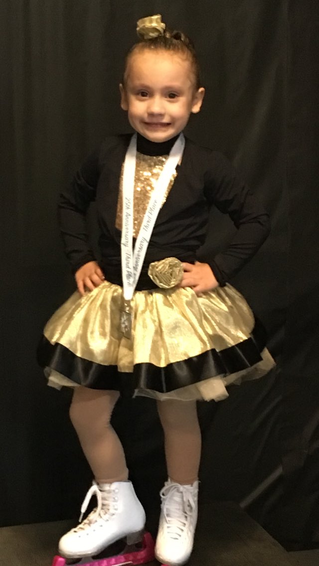 ucarla43's tweet photo. Yay she did it again #iceskating #letmeentertainyou #proudmomma https://t.co/LpzqcivloI
