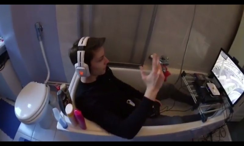alex65_kampf's tweet photo. https://t.co/0CQoIrFY6P jannemann in der Badewanne gta zocken!!!!!????? https://t.co/SSMSHVCt0A