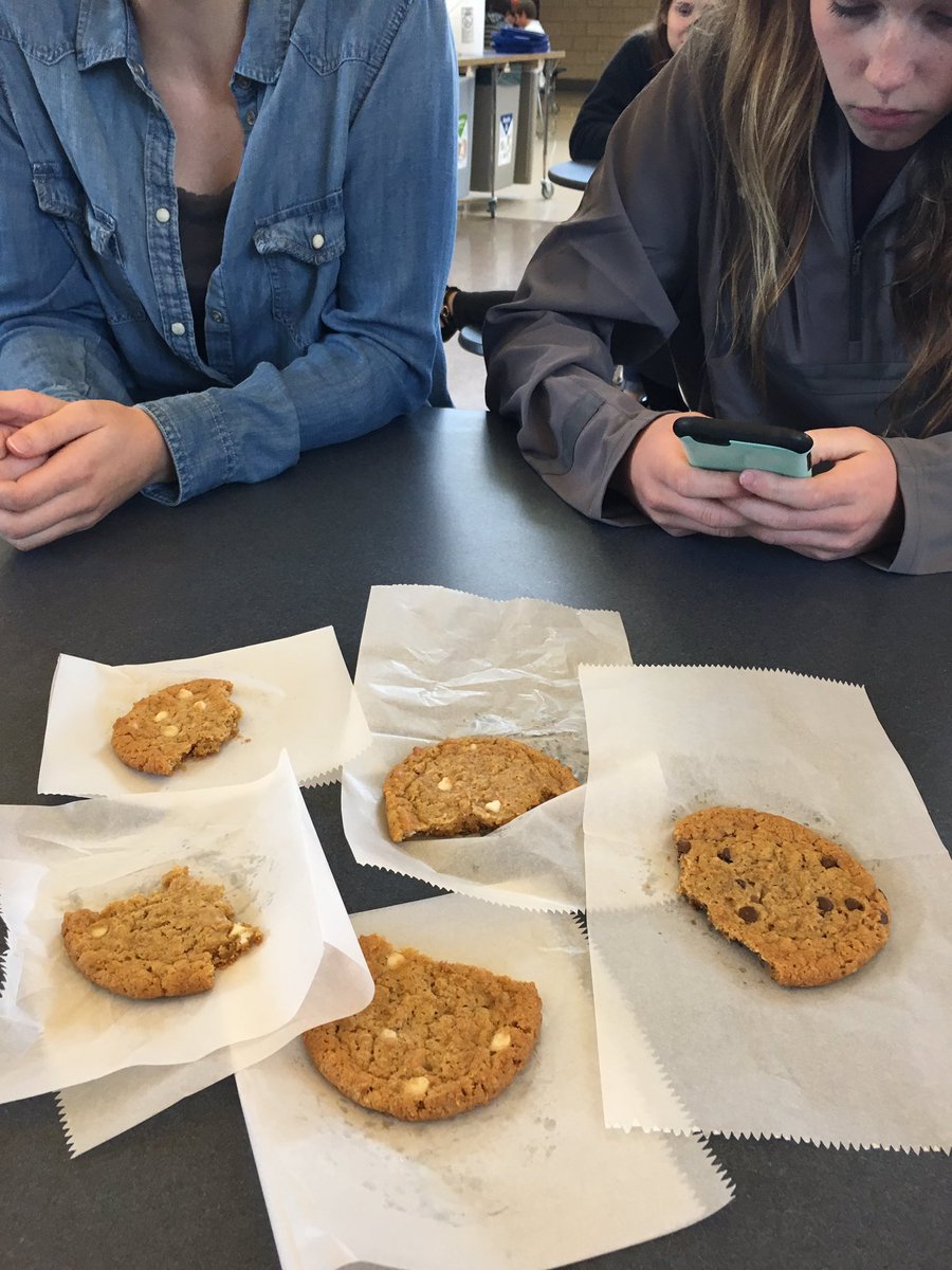 voteforannab's tweet photo. you'll love me as your student council rep as much as you love these cookies!!! 🍪🍪🍪 #votebloomquist https://t.co/Gd43GmGSyU