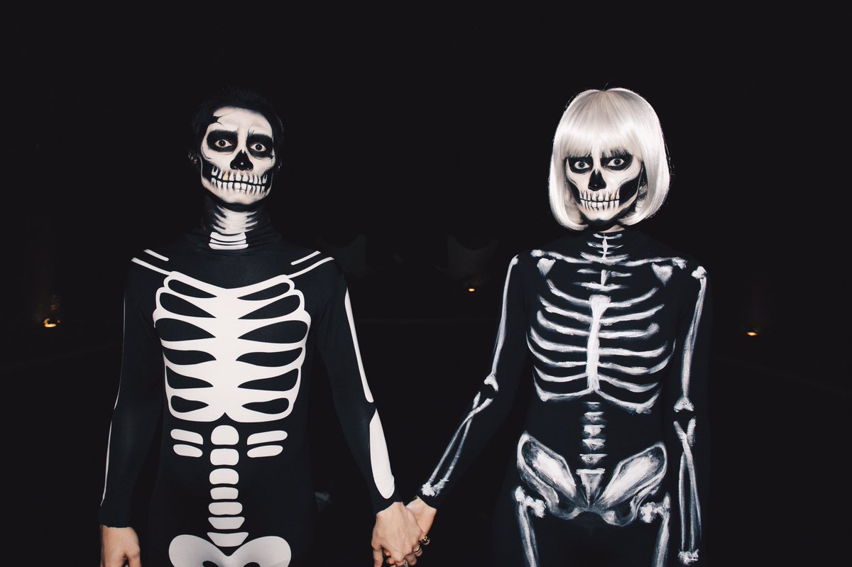 brendonurie's tweet photo. @hellosarahurie Happy anniversary, beautiful. ❤️💀💀❤️ https://t.co/47Wm0IsdmJ