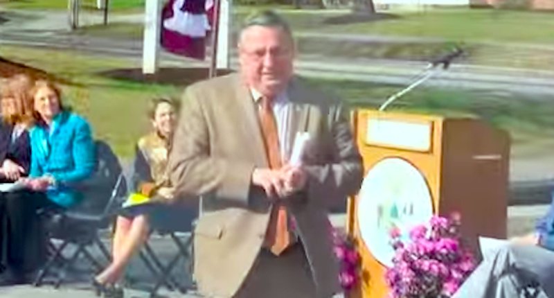 RawStory's tweet image. Watch Maine Gov. Paul LePage melt down after students mock him during speech ow.ly/4nalQZ