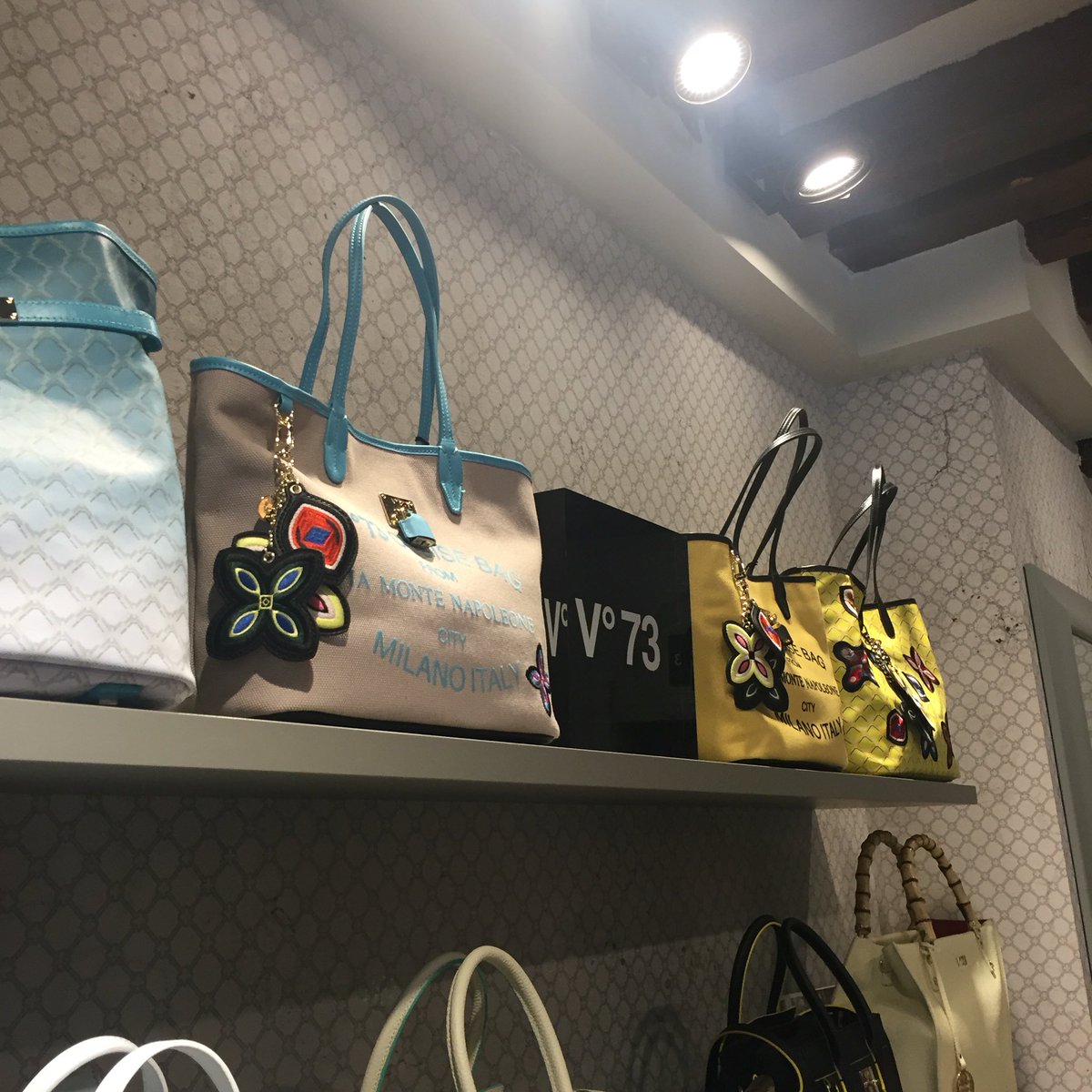 fashionbabe1234's tweet photo. Today I visited very beautiful @V73Official store here in Venice 🌟🌟🌟🌟🌟 #v73 #v73official #blogger https://t.co/xS1RbxC9tr