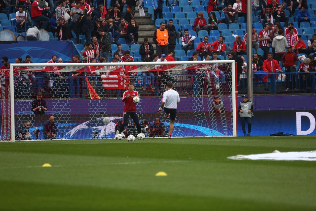 FCBayernES's tweet photo. Cada vez queda menos para el pitido inicial. @Manuel_Neuer calienta ya bajo palos. #AtletiFCB https://t.co/aElP6JaBVB