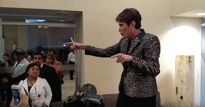 KivMx's tweet photo. Después de escándalo dejan fuera a #LadyOple @aperezcanedo en nuevo debate en Veracruz
Ahorita en vivo por @Agendamx https://t.co/bEnaI2YRp1