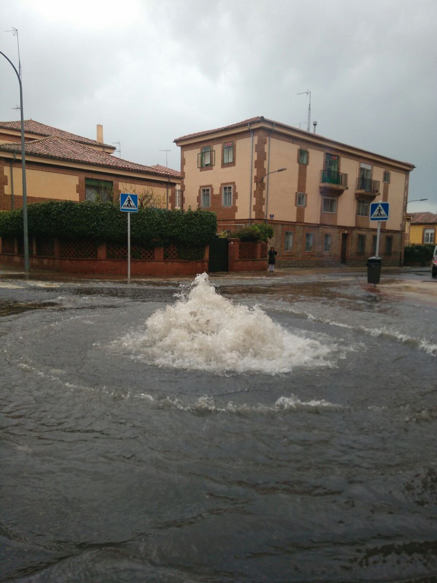 AlbertoCrspJmnz's tweet photo. Nuevo descubrimiento!!!!

GÉISER en Ávila!!!

#lluvia #FMA https://t.co/5asyGgKSQv