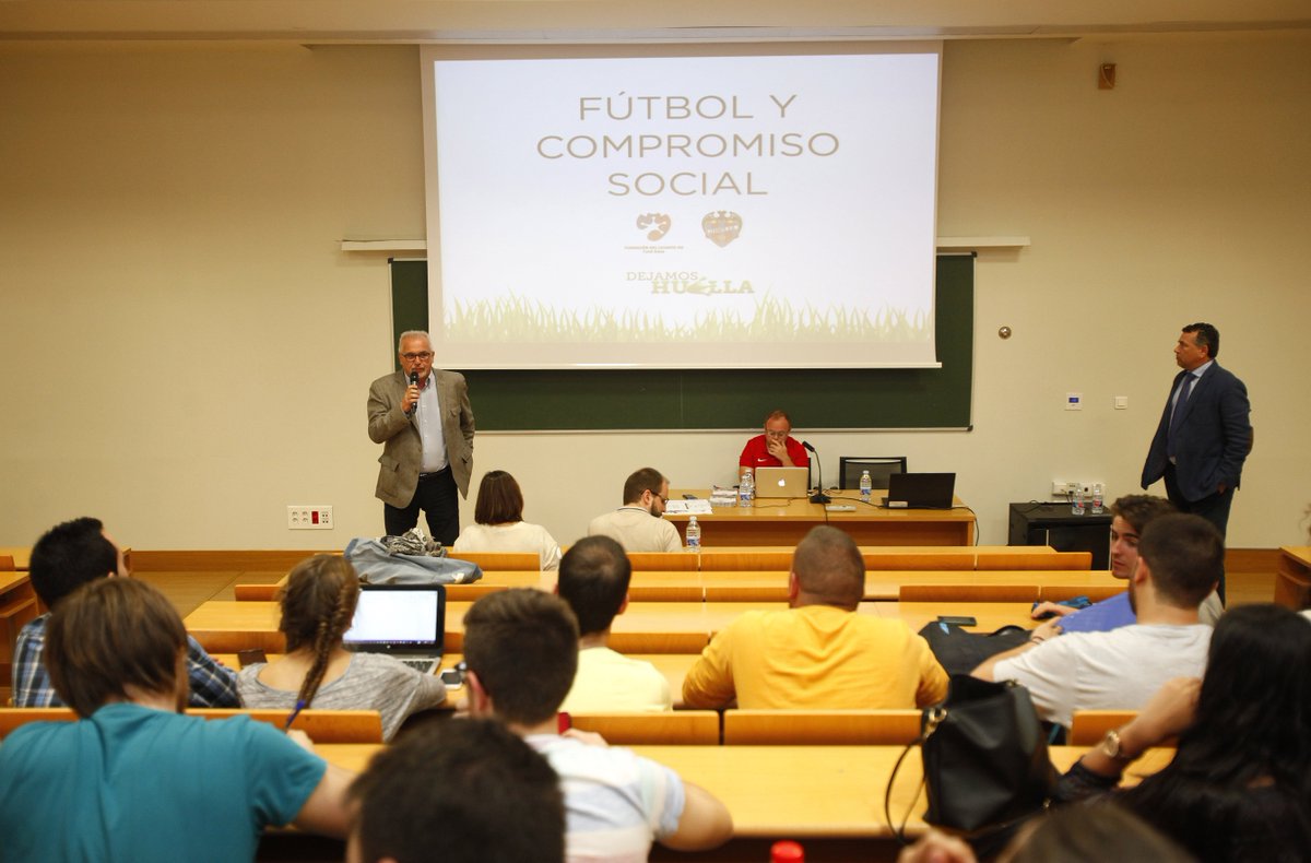 LUDfundacion's tweet photo. @HerreroGomez ofrece una ponencia en la F. de Magisterio sobre "Fútbol y compromiso social"  https://t.co/Fz0tTPzwRk https://t.co/s22wQuJn5A
