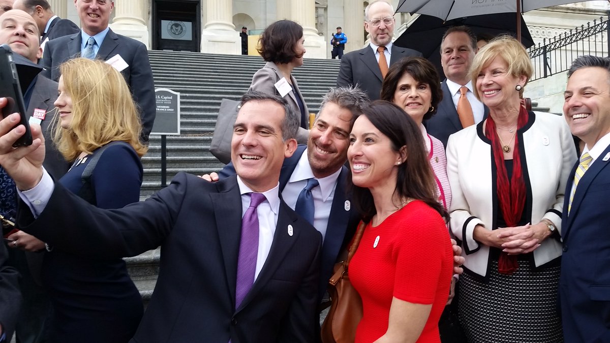 JoeBuscaino's tweet photo. Everyone wants a #selfie with @MayorOfLA @ericgarcetti #LA2DC #LA2024 https://t.co/5eRn7kNb5W