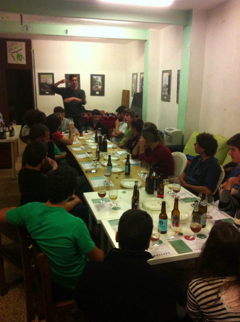 LocalTresA's tweet photo. Tast de cervesses al Local de l'Associació d'Amics dels @arreplegats https://t.co/l6VAbSh1NF