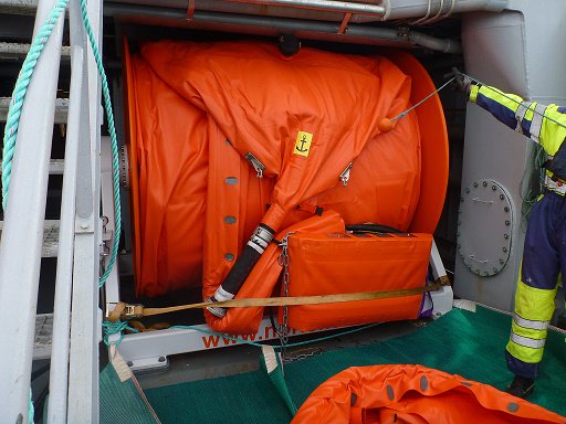 KV Heimdal har fått montert nytt oljevernutstyr. Dette er en oljetrål for effektiv oppsamling av olje på vannet.