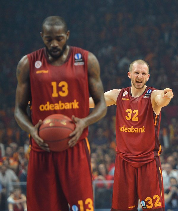 TEKER TEKER GEÇTİK TURLARI,
AVRUPA'DA ALDIK KUPAYI !

HELAL OLSUN ÇOCUKLAR, BÜYÜKSÜN GALATASARAY !
