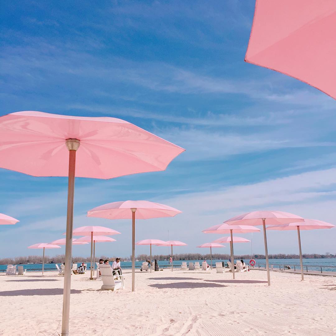 ExploreCanada's tweet photo. A5: #Toronto’s Sugar Beach has the best umbrellas! Instagram 📷: heebello_ #ExpediaChat #ExploreCanada https://t.co/FtxrIpwaTb