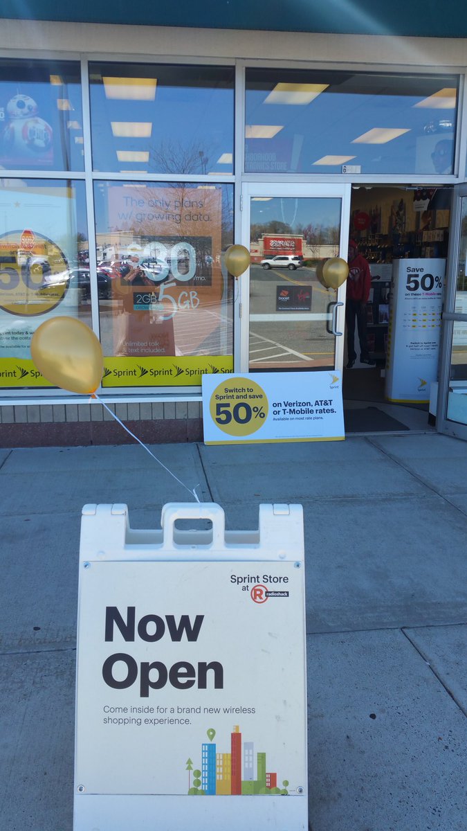 Feeling festive? Come be festive with us. The Balloons are flying. @oldskoolflipfon <a href="/belsky1127/">Alexander Belsky</a> . #festiveinChicopee