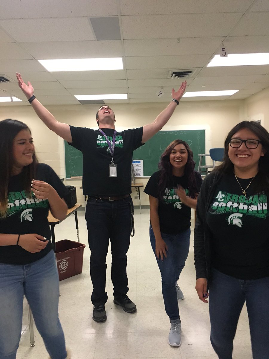 jennybuns05's tweet image. Softball squad!!! ⚾️💚💛🙂 #WELOVEFREEBASES #CostcoWater