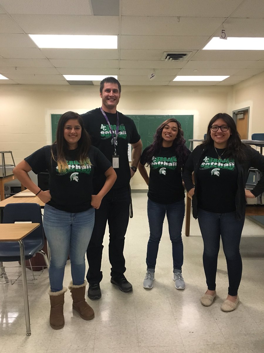 jennybuns05's tweet image. Softball squad!!! ⚾️💚💛🙂 #WELOVEFREEBASES #CostcoWater