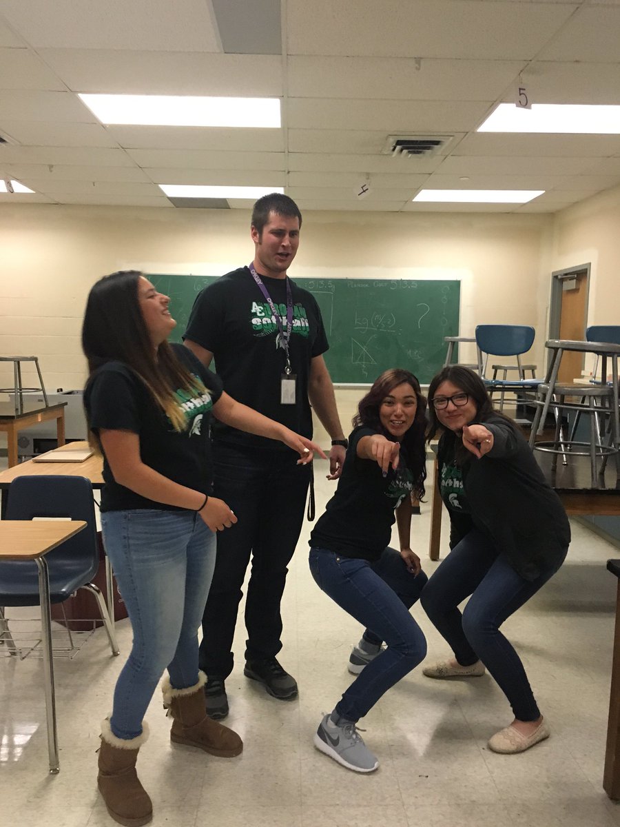 jennybuns05's tweet image. Softball squad!!! ⚾️💚💛🙂 #WELOVEFREEBASES #CostcoWater