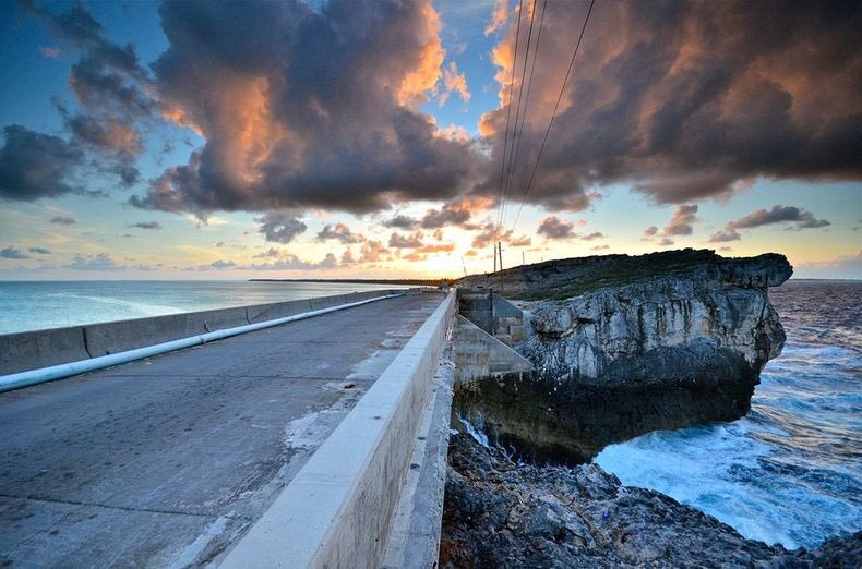 Beattravelagent's tweet photo. Eleuthera Island in the Bahamas divides the Atlantic Ocean and The Caribbean Sea. #Caribbean #WednesdayWisdom #btta https://t.co/jG3DpyFDPk