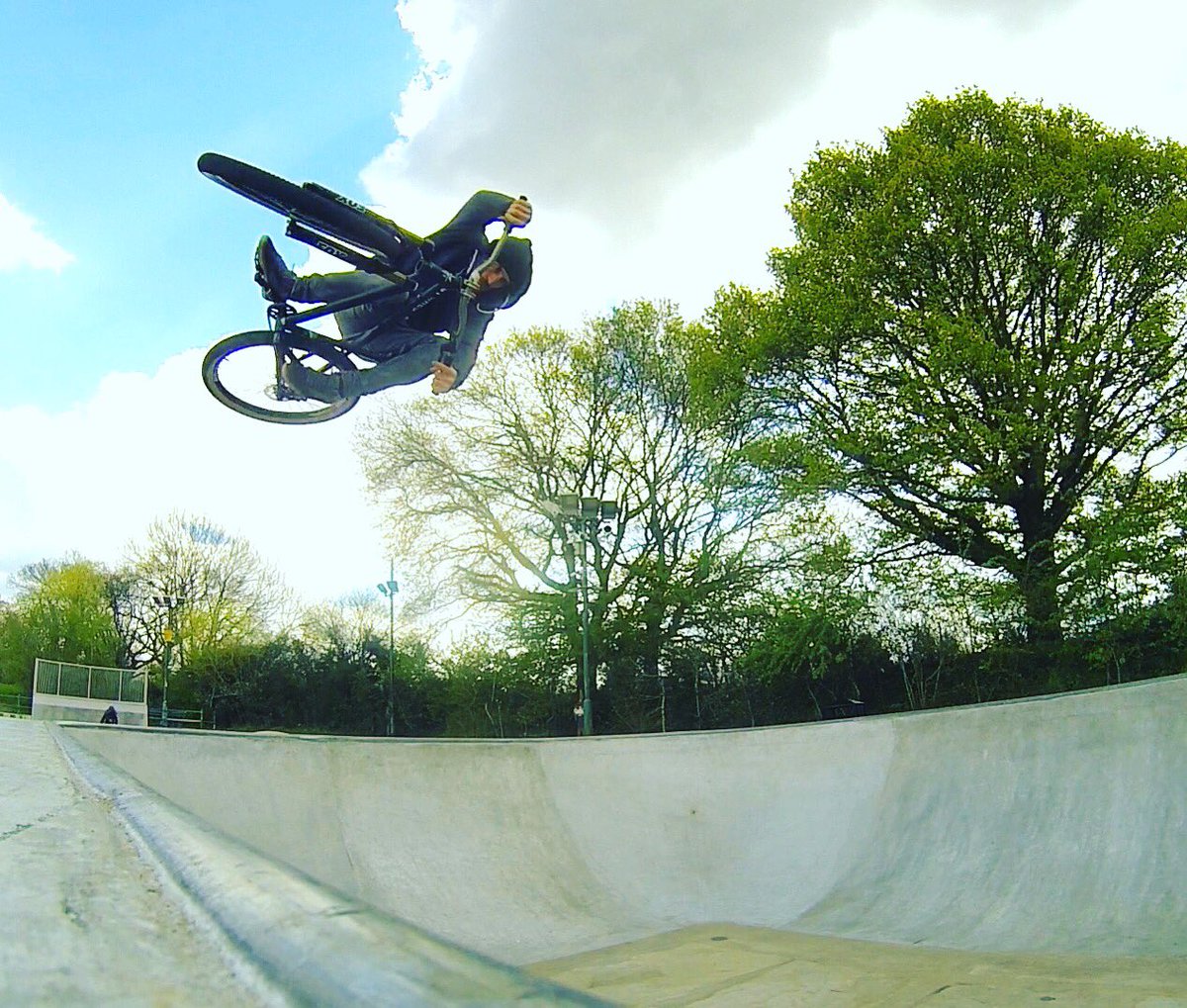 StarCyclingLTD's tweet photo. Boosting down the old local on the @GTBicycles #labomba hardtail 👊🏼 https://t.co/CNC5xMYQ9V