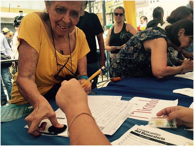 Recolección de firmas para el #ReferendoRevocatorio <a href="/prodavinci/">Prodavinci</a>  >> ow.ly/4natK8  <a href="/diegovallenilla/">Diego</a>