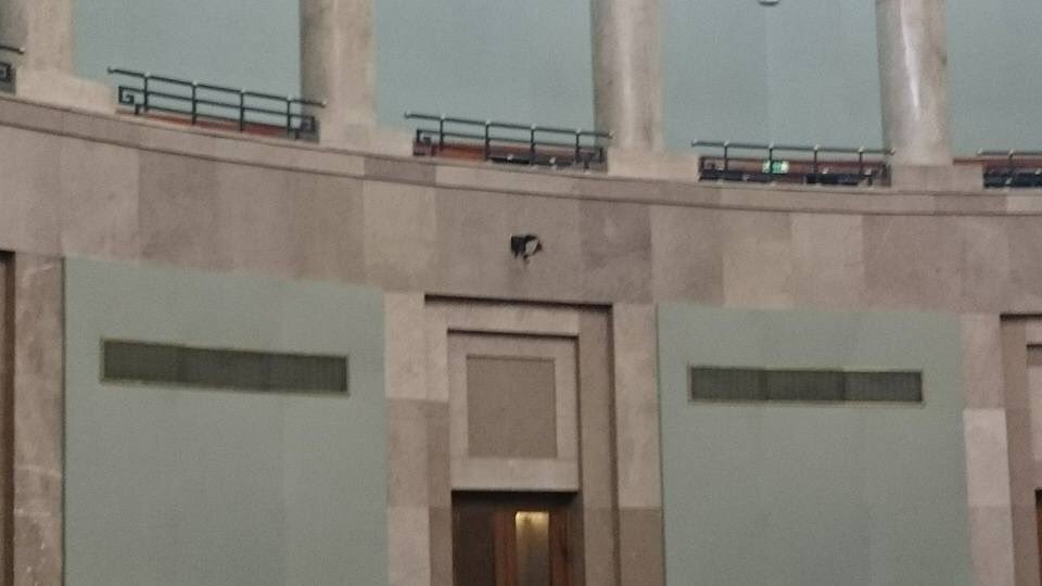 MrKolomycki's tweet photo. #PiS zlikwidowało kamery w #sejm nad swoimi posłami. "Opozycyjne" zostały. Co za #żal. #dobrazmiana via @ArturDunin https://t.co/YYR4JEBku3