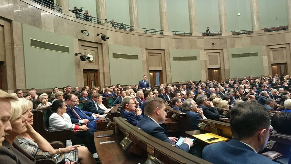 #PiS zlikwidowało kamery w #sejm nad swoimi posłami. "Opozycyjne" zostały. Co za #żal. #dobrazmiana via <a href="/ArturDunin/">Artur Dunin</a>