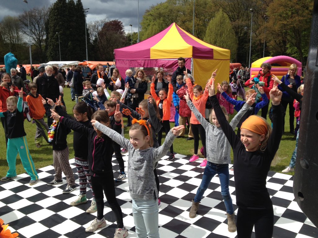 RitmiekMuziek's tweet photo. Super trots op alle dansers die tussen de buien door hun dansen lieten zien. @OVOosterbeek #koningsdag2016 https://t.co/1AZHjLeuq3