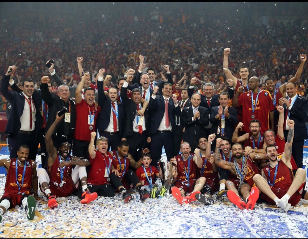 Ne denir ki helal olsun demekten başka.
Taraftarı,oyuncusu,Hocası ile büyük zafer ve Avrupa şampiyonluğu 🏀🏆👏